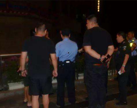 吵架天桥吃瓜群众,吃瓜群众热议不断