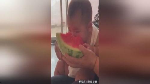 奶奶抱孙子吃瓜,甜蜜吃瓜瞬间温馨满满