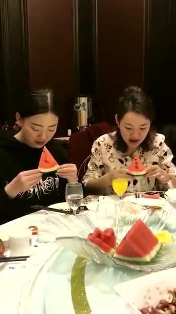 吃瓜会嘴疼,揭秘过度追剧的危害